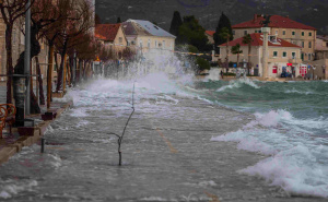 Nevrijeme udarilo na Dalmaciju: Poplavljene rive, udari vjetra do 100 km/h