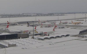 Snježna mećava izazvala kolaps u Austriji i Njemačkoj: Otkazano stotine letova, ljudi bez struje