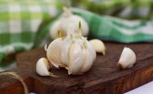 Ogulite bijeli luk za samo 10 sekundi: Jednostavna metoda koja olakšava ovaj posao