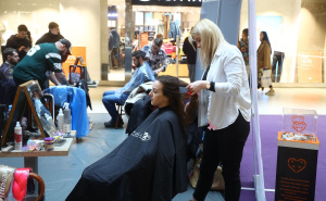 Makaze za život: Brojni građani danas se u Sarajevu šišaju za Sanju Kriještorac