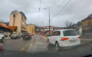 Bahata i opasna vožnja u centru Sarajeva: Bijeli terenac preticao kolonu trotoarom