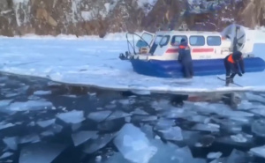 Tragedija na Bajkalskom jezeru: Osam osoba poginulo kada je autobus sa turistima propao kroz led.