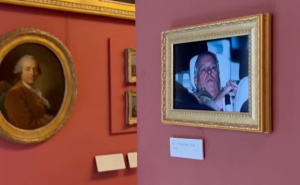 Aktivisti u Louvreu objesili fotografiju Andrewa kako izlazi iz policijskog pritvora