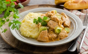 Hranjiv recept za sehur: Piletina sa porilukom koja će vas držati tokom dana