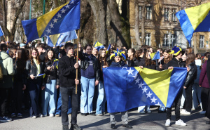 Svečani defile učenika u Sarajevu: "Na mostu sjećanja, u susret slobodi"