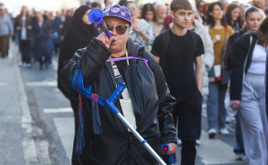 Građani Sarajeva na ulicama: Zorica Šain izašla na štakama i pružila podršku protestima