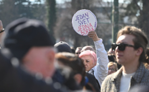 Mladima se na protestu u Sarajevu priključila i 'baka iz Zemuna': Naša je borba zajednička