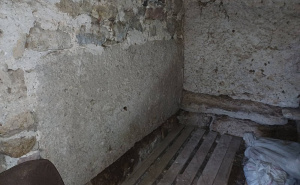 Stećci ugrađeni u zidove privatne kuće: "Simbol našeg primitivizma"