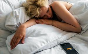 Alarm na "odgodi": Da li nam ova navika pomaže ili nas vodi u lošiji san?