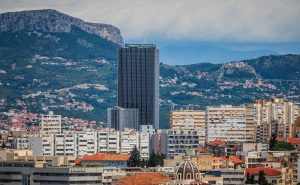 Opasan izazov: Muškarac s padobranom skočio s najvišeg nebodera u Hrvatskoj