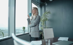 Pet horoskopskih znakova koji znaju kako osvojiti šefa: Ulizivanje ili pametna strategija?