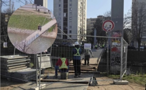Uprkos zabrani: Nesavjesni građani u Sarajevu prelaze preko mosta "Ars Aevi" koji nema ograde