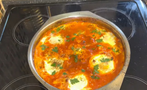 Prijedlog za sehur: Pečena jaja s fetom i paradajzom gotova za 20 minuta