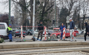 Radnici na terenu: Počela obnova ograde kod Zemaljskog muzeja nakon tramvajske nesreće u Sarajevu
