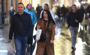 Kišna noć u Sarajevu: Građani uprkos vremenu uživaju u večernjoj idili