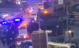 Navijači Crvene zvezde odbili da napuste Novi Pazar: Iskakali kroz razbijene prozore autobusa