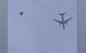 Neobičan prizor na nebu iznad Dubaija: Svaki komercijalni let prati borbeni avion