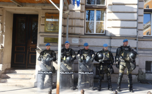 Uoči najavljenih protesta mladih: Jake policijske snage čuvaju Skupštinu KS