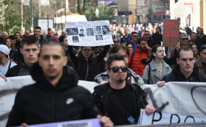 Mladi nastavili protestnu šetnju do Baščaršije: Prošli pored Begove džamije u tišini zbog namaza