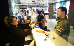 EUFOR oduševio nježniji spol: Vojnici dijelili ruže Sarajkama povodom 8. marta