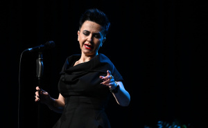 Kad Amira Medunjanin pjeva Štulićevu pjesmu: "...I zapjevaj ako znaš bilo što"