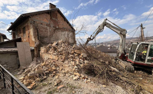 Općina Novo Sarajevo uklanja opasne ruševine: Počelo rušenje devastiranog objekta