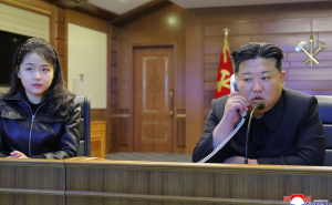 Kim Jong Un nadgledao testiranje krstarećih raketa, uz njega bila i kćerka