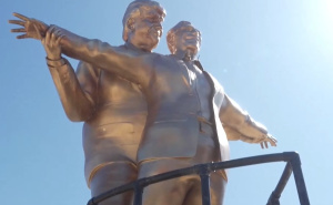 U Washingtonu osvanula statua Trumpa i Epsteina inspirisana legendarnom scenom iz Titanica