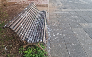 Fotografije iz centra Sarajeva: Četiri od šest klupa na šetalištu neupotrebljive