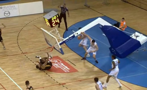 Brzom reakcijom izbjegnuta tragedija: Košarkaš Splita zakucavanjem srušio koš na sebe
