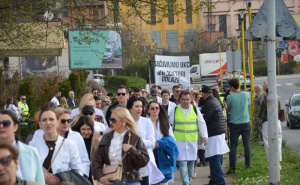 Drugi dan protesta ljekara u Tuzli: Očuvanje javnog zdravstva ili štrajk?