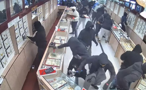 Objavljen snimak pljačke zlatare: Lopovi za 70 sekundi ukrali nakit vrijedan 1,7 miliona dolara