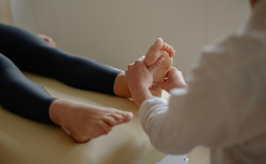 Teška i otečena stopala? Ove 3 namirnice uzrokuju zadržavanje vode i bol u nogama