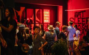 Svi bili na istoj zabavi: U engleskom gradiću dvije mlade osobe preminule, 11 ih u teškom stanju