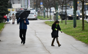 Proljetno zahlađenje u Sarajevu: Građani u borbi sa kišom