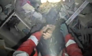 Zabilježeni teški trenuci spašavanja žene u Teheranu: Da li je moje dijete živo?"