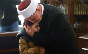 Tradicionalno bajramsko čestitanje kod reisa: Zagrljaji, osmijesi, kafa i baklave