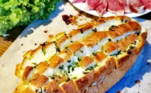 Stari hljeb može ponovo biti sočan i ukusan: Recept za punjenje sa sirom i bijelim lukom