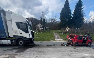 Teška saobraćajna nesreća kod Tuzle: Povrijeđena osoba prevezena u UKC