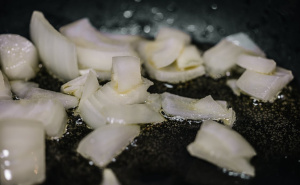 Kako pravilno dinstati luk: Trikovi iskusnih kuhara za savršeno jelo