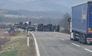 Saobraćajna nesreća u BiH: Kamion se prevrnuo i sletio s ceste