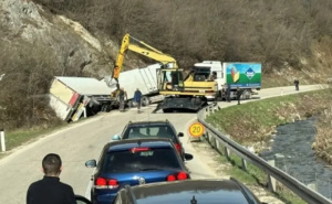 Kamion sletio sa kolovoza i završio u kanalu: Usporen saobraćaj na ovoj dionici