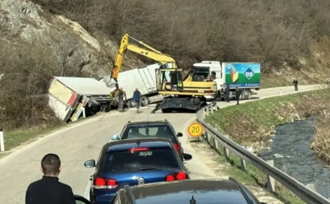 Kamion sletio sa kolovoza i završio u kanalu: Usporen saobraćaj između Bjelajca i Mrkonjić Grada