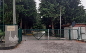 Grafiti uvredljivog sadržaja osvanuli kod kasarne u Pazariću: Nadležne službe reagovale