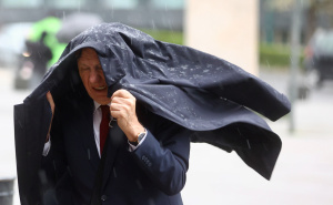 Nagla promjena vremena u Sarajevu: Građani se bore sa jakim vjetrom, pogledajte prizore s ulice