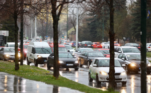 Gužve u Sarajevu: Kiša i jak vjetar usporili grad