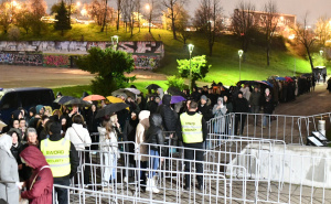 Sarajevo čeka veliki spektakl: Pogledajte gužvu ispred Zetre pred početak koncerta Zdravka Čolića