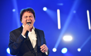 Zdravko Čolić se vratio u svoje Sarajevo: Legenda zapjevala "Produži dalje" i izazvala ovacije