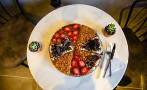 Brza torta od keksa bez jaja, mlijeka i pečenja: Gotova za tren, a ukus kao iz slastičarne