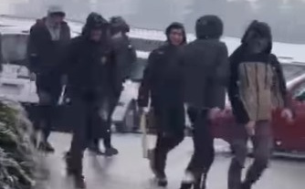 Izborni dan u Srbiji: Maskirani muškarci na ulicama s motkama u rukama, izbile tučnjave